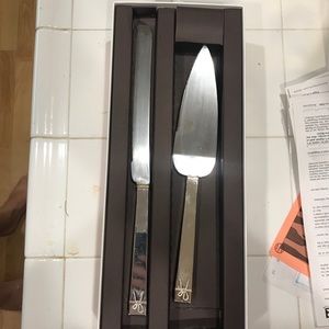 Vera wang cake cutting set